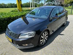 Zwart, metallic lak Gebruikt 2011 VW Passat Highline Sedan | € 8.950 (Iets duurder)