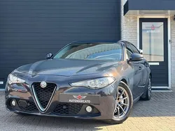 Grijs Gebruikt 2017 Alfa Romeo Giulia Super Sedan | € 18.995 (Duur)