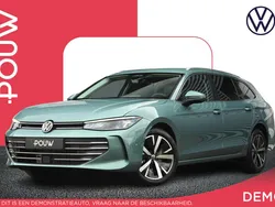 Groen, metallic lak Nieuw 2025 VW Passat Business Stationwagen | € 49.900 (Duur)