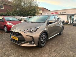 Groen (metallic) Gebruikt 2022 Toyota Yaris Hybrid Hatchback | € 23.250 (Eerlijke prijs)