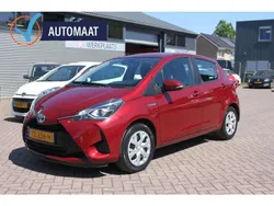 Rood, metallic lak Gebruikt 2018 Toyota Yaris Hybrid Active Hatchback | € 14.990 (Eerlijke prijs)