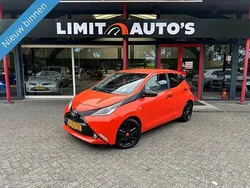Oranje Gebruikt 2015 Toyota Aygo X-cite Hatchback | € 6.999 (Eerlijke prijs)