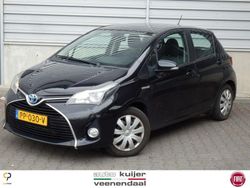 Zwart (metallic) Gebruikt 2015 Toyota Yaris Hybrid Hatchback | € 9.740 (Eerlijke prijs)