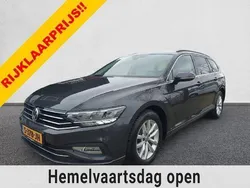 Grijs, metallic lak Gebruikt 2020 VW Passat Business+ Stationwagen | € 22.888 (Goede deal)