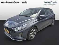 Grijs metallic Gebruikt 2024 Hyundai i20 Comfort Hatchback | € 22.235 (Eerlijke prijs)