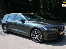 Grijs, metallic lak Gebruikt 2019 Volvo V60 Momentum Stationwagen | € 23.450 (Eerlijke prijs)