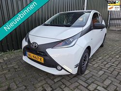 Wit Gebruikt 2017 Toyota Aygo X-play Hatchback | € 7.290 (Eerlijke prijs)