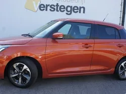 Oranje Nieuw 2025 Suzuki Swift Style Hatchback | € 25.899 (Iets duurder)