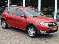 Rood Gebruikt 2015 Dacia Sandero Lauréate Hatchback | € 5.999 (Eerlijke prijs)
