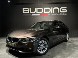 Bruin, metallic lak Gebruikt 2017 BMW 318 Executive Sedan | € 18.450 (Eerlijke prijs)