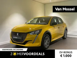 Geel Gebruikt 2023 Peugeot e-208 Active Hatchback | € 33.935