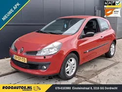 Rood Gebruikt 2006 Renault Clio II Dynamique Hatchback | € 999 (Eerlijke prijs)
