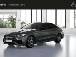 Grijs, metallic lak Nieuw 2025 Mercedes C300e Business Sedan | € 62.459 (Goede deal)