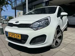 Wit Gebruikt 2013 Kia Rio Hatchback | € 6.699 (Eerlijke prijs)