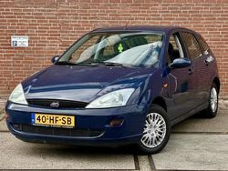 Blauw, metallic lak Gebruikt 2001 Ford Focus Trend Hatchback | € 1.450 (Eerlijke prijs)
