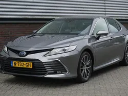 Grijs Gebruikt 2021 Toyota Camry Premium Sedan | € 31.950 (Eerlijke prijs)