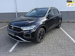 Zwart Gebruikt 2023 VW T-Roc Business SUV | € 31.850 (Eerlijke prijs)