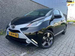 Zwart, metallic lak Gebruikt 2014 Toyota Aygo X-clusiv Hatchback | € 8.250 (Eerlijke prijs)