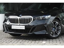 Saphirschwarz (donker zwart metallic) Gebruikt 2024 BMW 530e Shadowline Stationwagen | € 63.950