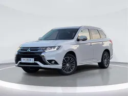Wit, metallic lak Gebruikt 2015 Mitsubishi Outlander Instyle SUV | € 16.400 (Eerlijke prijs)