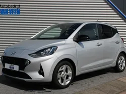 Sleek silver (zilver metallic) Gebruikt 2023 Hyundai i10 Comfort Hatchback | € 16.445 (Eerlijke prijs)