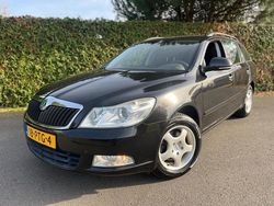 Zwart (metallic) Gebruikt 2011 Skoda Octavia Ambition Stationwagen | € 2.688 (Goede deal)