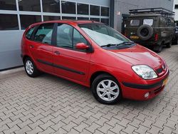 Rood Gebruikt 2003 Renault Scénic Authentique MPV | € 1.499 (Eerlijke prijs)