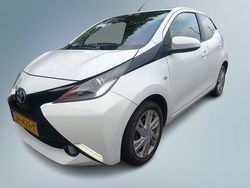 Wit Gebruikt 2014 Toyota Aygo X-play Hatchback | € 5.400 (Eerlijke prijs)