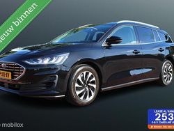 Zwart, metallic lak Gebruikt 2022 Ford Focus Style Stationwagen | € 17.895 (Eerlijke prijs)