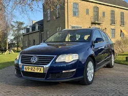 Blauw Gebruikt 2005 VW Passat Highline Stationwagen | € 1.440 (Goede deal)