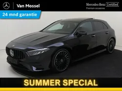 Zwart, metallic lak Nieuw 2024 Mercedes A180 AMG line Hatchback | € 44.945 (Eerlijke prijs)
