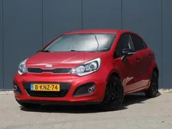 Rood, metallic lak Gebruikt 2013 Kia Rio Plus Hatchback | € 4.999 (Eerlijke prijs)