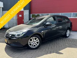 Zwart, metallic lak Gebruikt 2018 Opel Astra Edition Stationwagen | € 11.444 (Eerlijke prijs)