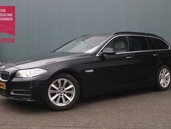 Zwart, metallic lak Gebruikt 2016 BMW 520 Comfort Edition Stationwagen | € 17.444 (Eerlijke prijs)