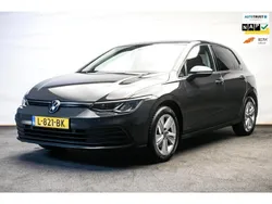Grijs Gebruikt 2021 VW Golf VIII Life Hatchback | € 18.445 (Eerlijke prijs)