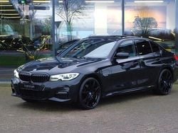 Zwart Gebruikt 2022 BMW 330 Executive Sedan | € 39.950 (Eerlijke prijs)
