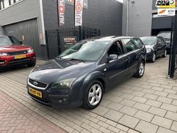 Grijs, metallic lak Gebruikt 2005 Ford Focus Futura Stationwagen | € 1.499 (Iets duurder)
