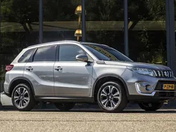 Grijs Gebruikt 2022 Suzuki Vitara Style SUV | € 21.950 (Eerlijke prijs)