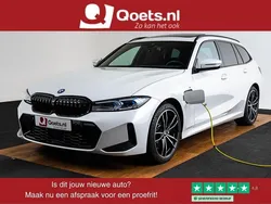 Wit, metallic lak Gebruikt 2023 BMW 330e M Sport Stationwagen | € 47.950 (Eerlijke prijs)