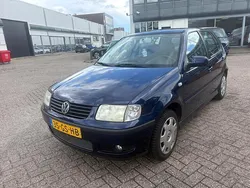 Blauw Gebruikt 2001 VW Polo Comfortline Hatchback | € 995 (Eerlijke prijs)
