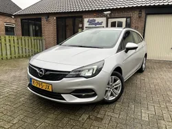 Grijs, metallic lak Gebruikt 2021 Opel Astra Edition Stationwagen | € 11.950 (Eerlijke prijs)