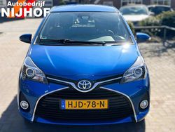 Blauw, metallic lak Gebruikt 2016 Toyota Yaris Hybrid Limited Hatchback | € 14.450 (Eerlijke prijs)