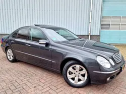 Grijs, metallic lak Gebruikt 2002 Mercedes E240 Elegance Sedan | € 7.495 (Iets duurder)