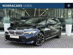 Saphirschwarz (donker zwart metallic) Gebruikt 2024 BMW 330e Comfort Edition Stationwagen | € 55.950 (Eerlijke prijs)