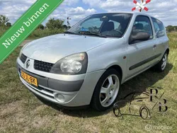 Grijs, metallic lak Gebruikt 2002 Renault Clio II Expression Hatchback | € 699 (Goede deal)