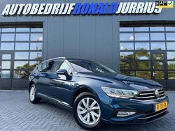Blauw, metallic lak Gebruikt 2022 VW Passat Edition Stationwagen | € 25.950 (Eerlijke prijs)