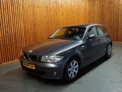 Blauw (metallic) Gebruikt 2004 BMW 120 Executive Hatchback | € 2.990 (Iets duurder)