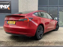 Rood Gebruikt 2022 Tesla Model 3 Standard Range Plus Sedan | € 27.999 (Eerlijke prijs)