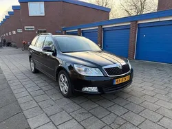Zwart, metallic lak Gebruikt 2011 Skoda Octavia Ambition Stationwagen | € 2.300 (Super prijs)