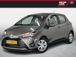 Grijs Gebruikt 2017 Toyota Yaris Hybrid Hatchback | € 15.450 (Eerlijke prijs)